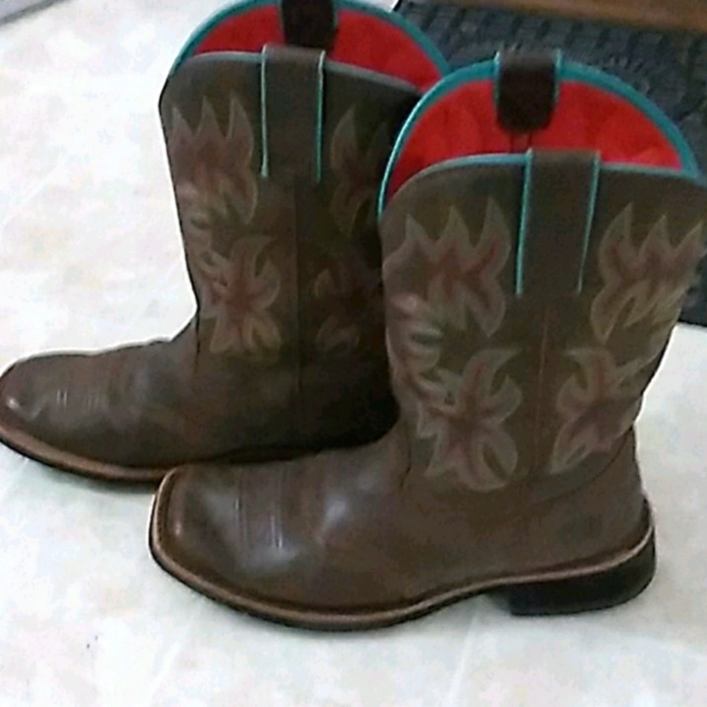Ariat  size 9b boots.